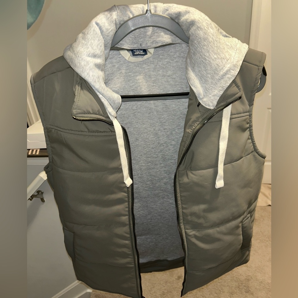 Women’s brand new George puffer vest with built-in hood